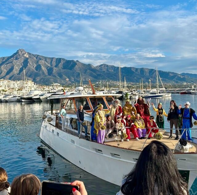 ✨ Día Mágico ✨
Hoy, sus majestades los Reyes Magos llegaron a bordo del barco Mooi para llenar de felicidad y regalos a todos los niños y niñas que se acercaron a recibirlos en @puertobanusoficial @ayuntamientomarbella 

🎁 Que la ilusión y los sueños de todos se hagan realidad. 🌟

#DíaDeLosReyesMagos #MagiaYTradición #PuertoBanús #FelicidadParaTodos